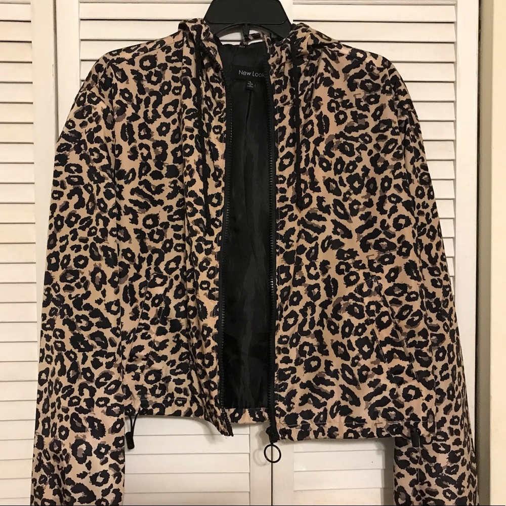 Trendy leopard print wind breaker *NWOT*